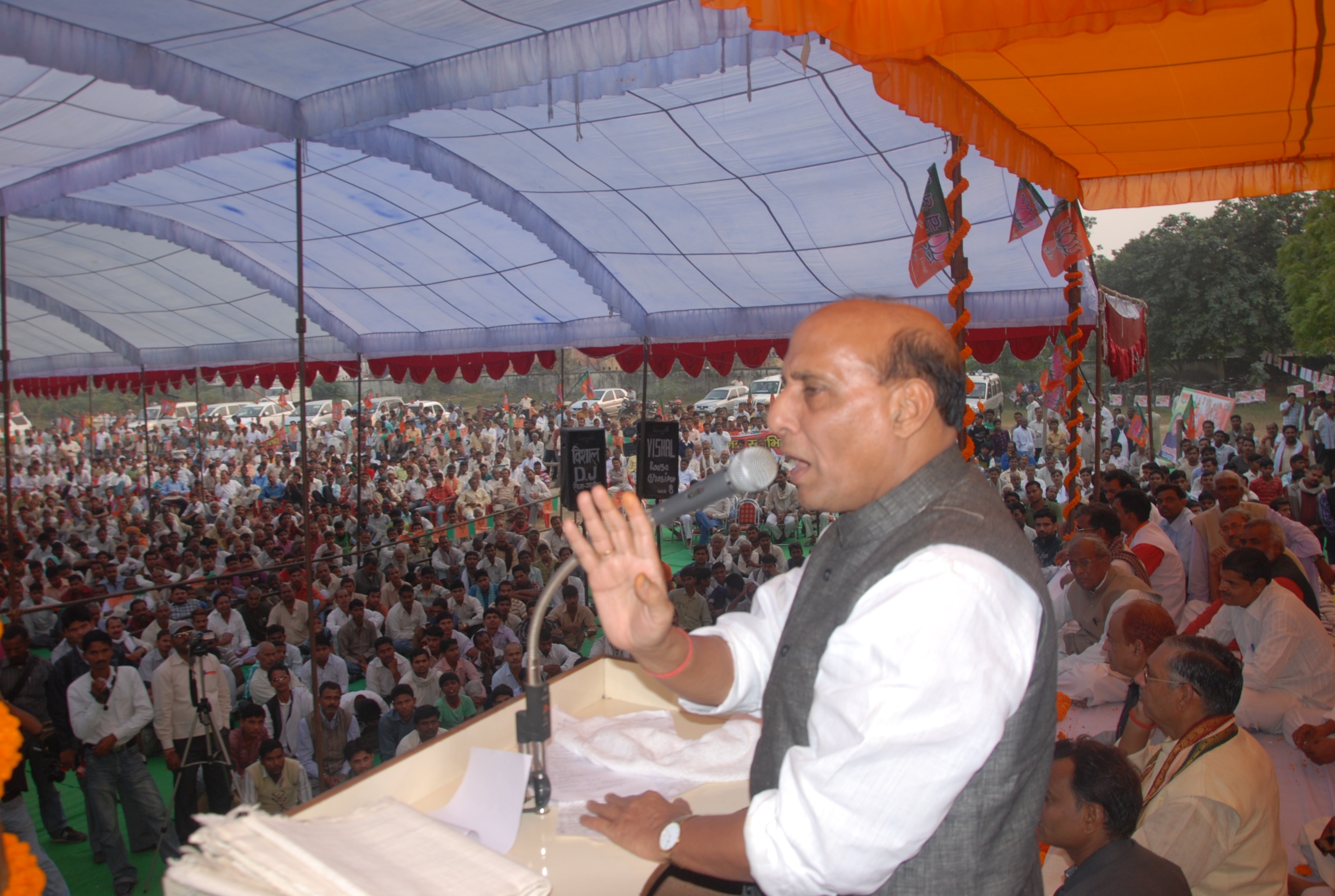 Shri Rajnath Singh during Jan Swabhiman Yatra at Azamgarh (Uttar Pradesh) on November 16, 2011