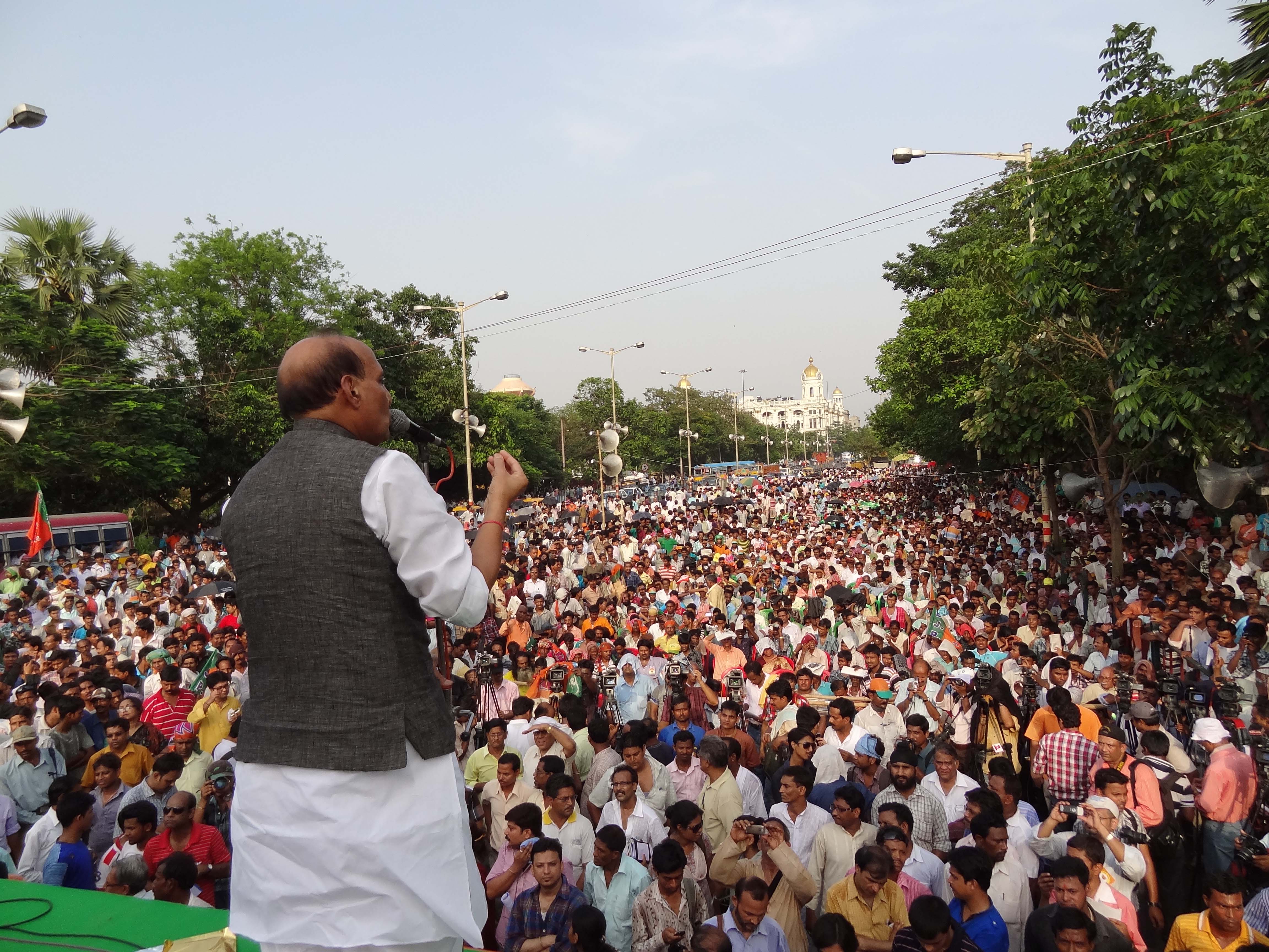 Former BJP President, Shri Rajnath Singh addressing a public meeting at Kolkata on May 21, 2012