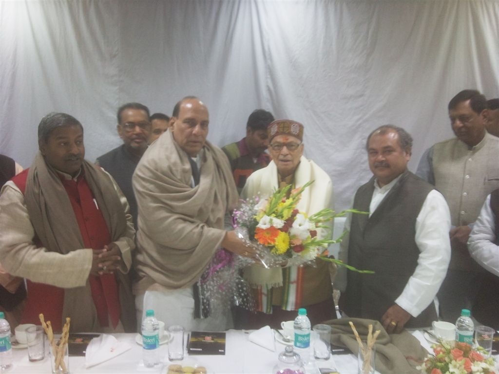 Shri Rajnath Singh presenting a Bouquet to Shri M.M. Joshi on his Birthday at 38, Ashok Road on January 04, 2011