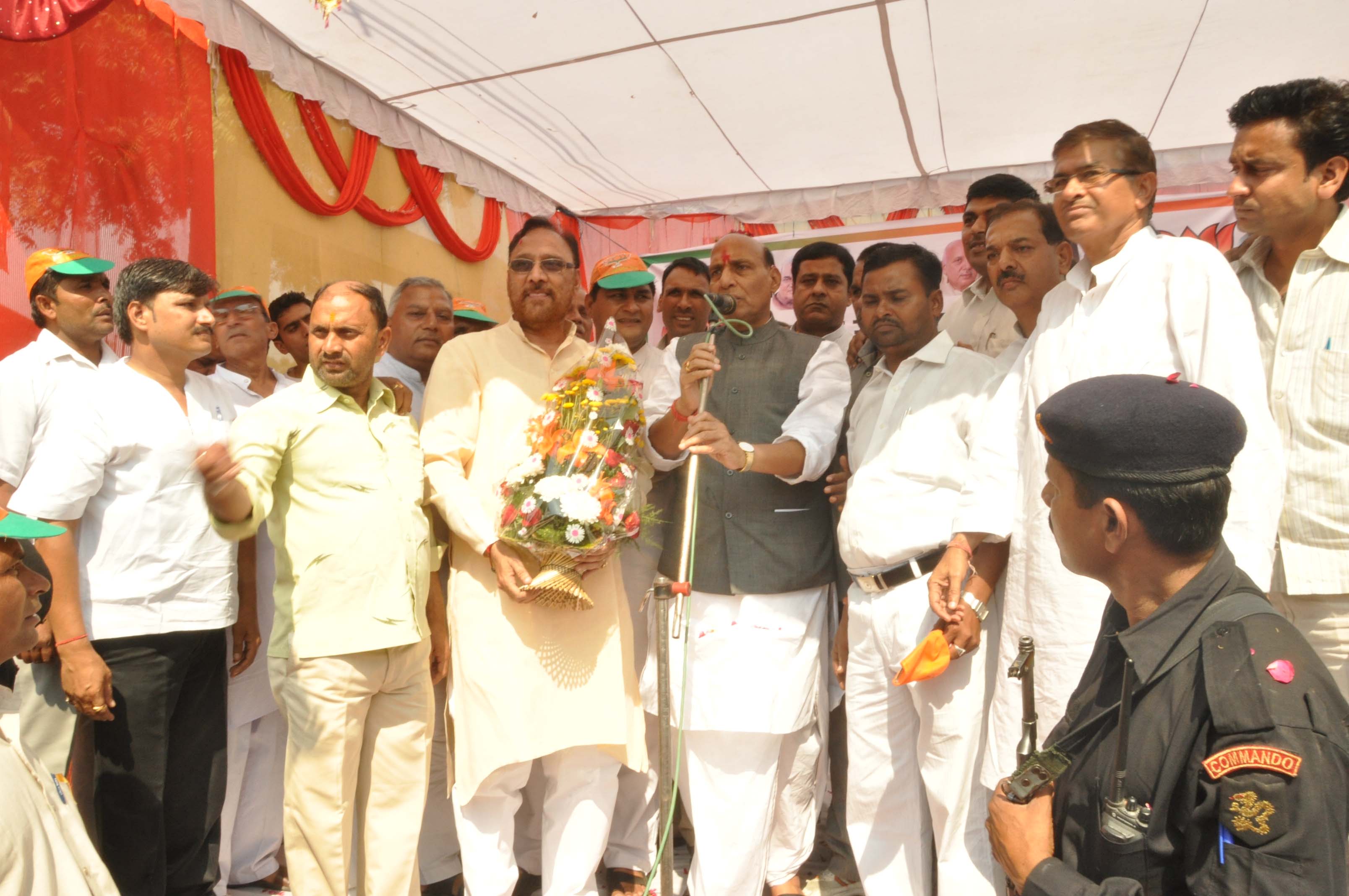 Shri Rajnath Singh during Jan Swabhiman Yatra in Noida (Uttar Pradesh) on October 16, 2011