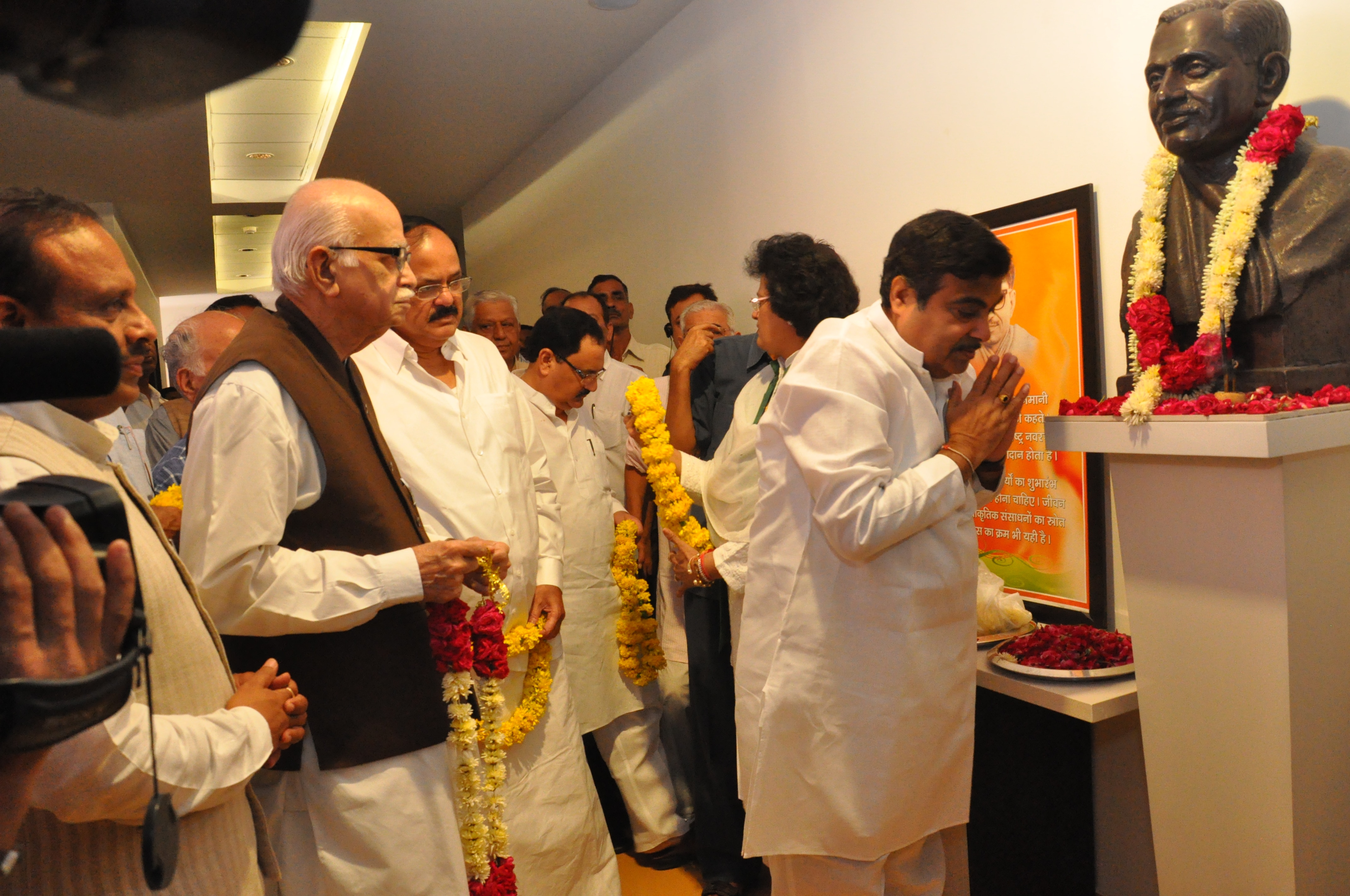 Shri L.K. Advani, Shri Nitin Gadkari, Shri M.V. Naidu and other BJP ...