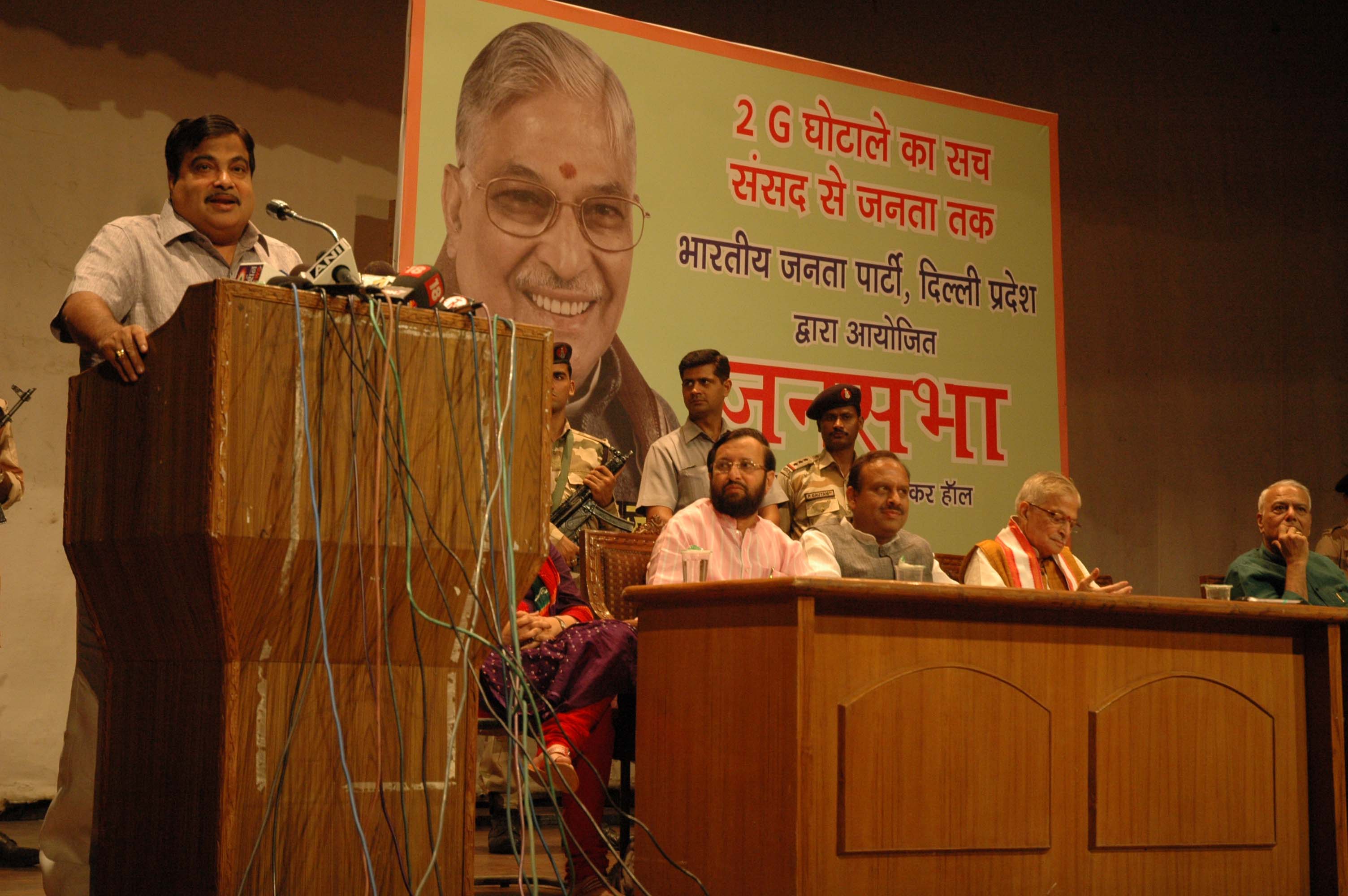 BJP Senior Leader, Shri Murli Manohar Joshi and BJP National President, Shri Nitin Gadkari speaking on PAC issue at Mavlankar Hall on May 5, 2011