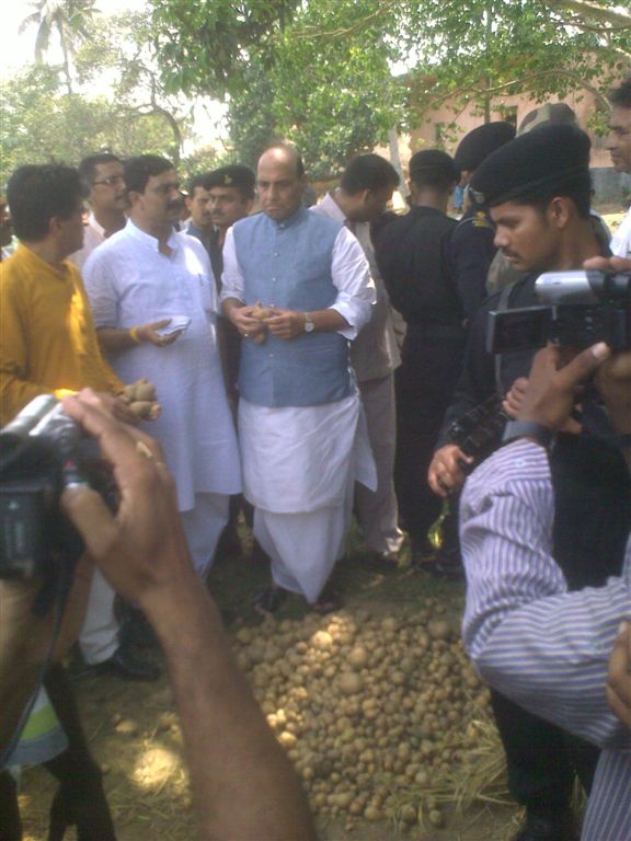 Shri Rajnath Singh visited potatao grwoing areas in West Bengal (Pursura- Hoogly dist) on April 28, 2010