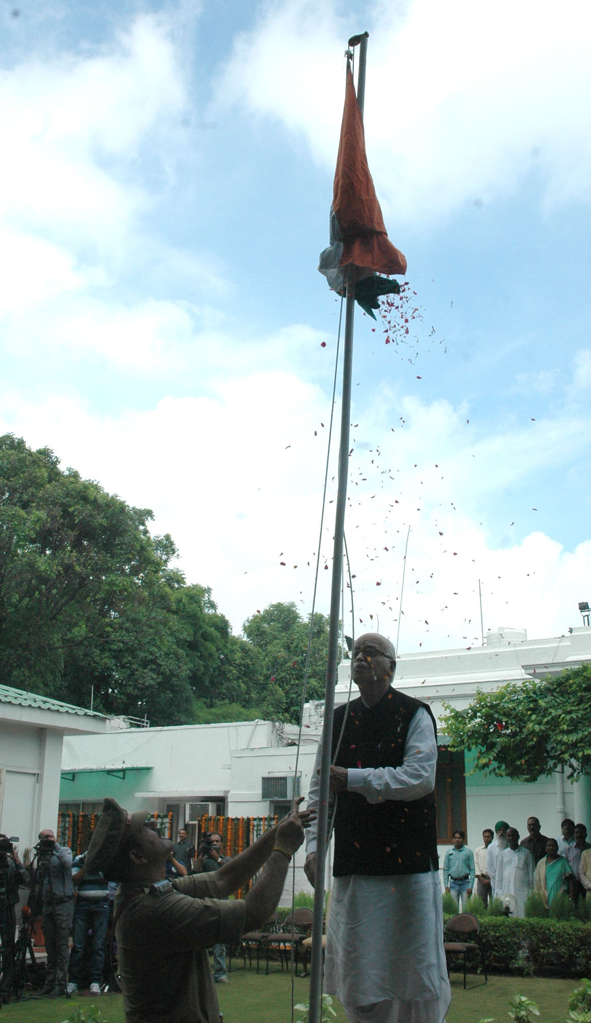 Shri L.K. Advani hoisting the National Flag on Independence Day at 30 ...