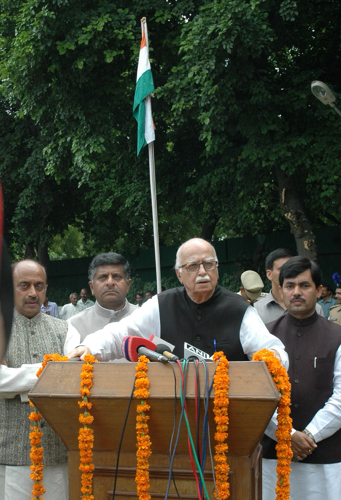 Shri L.K. Advani hoisting the National Flag on Independence Day at 30 ...