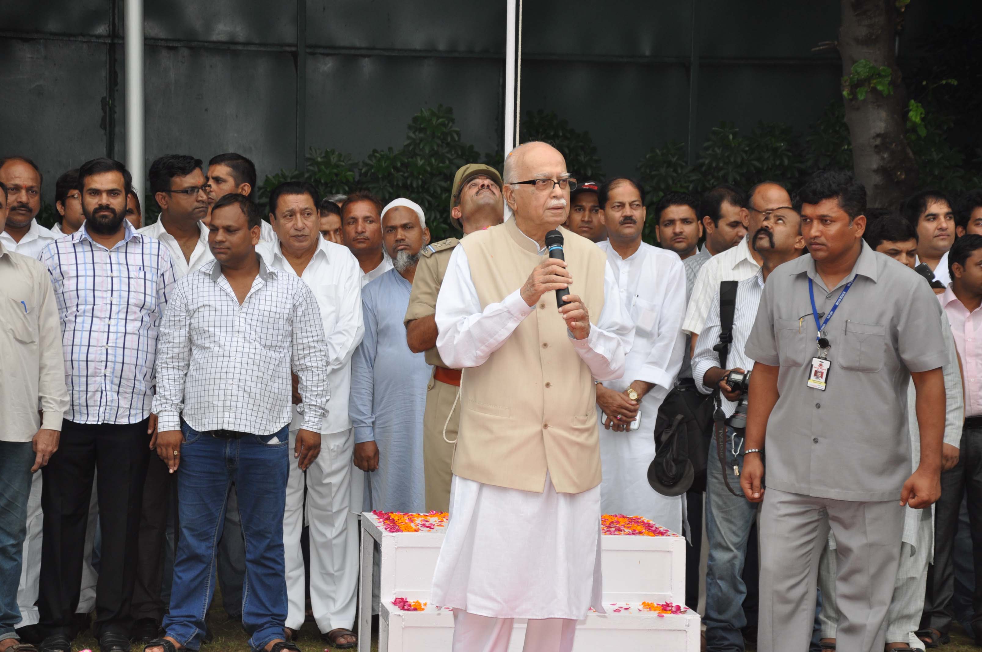 Shri L.K. Advaniji hoisting the National Flag at his residence 30 ...