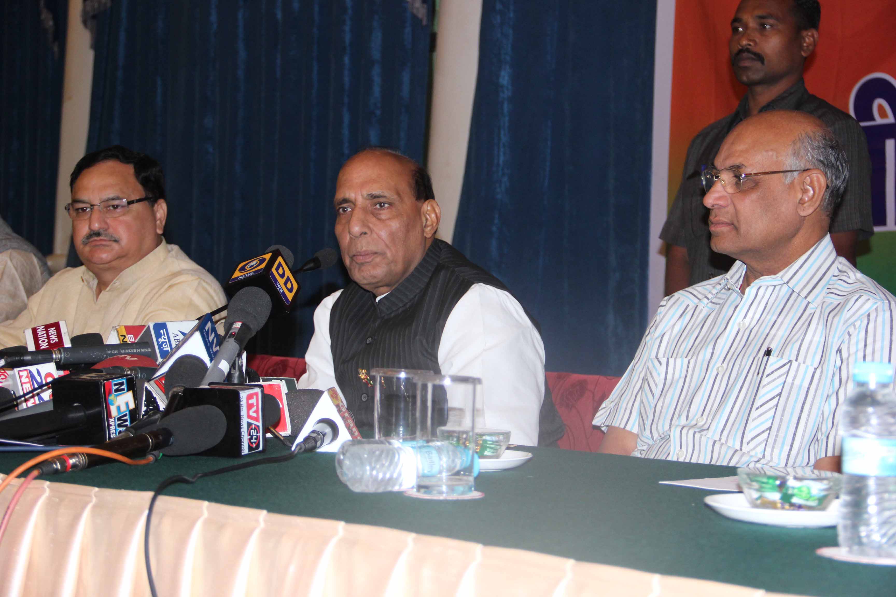 BJP National President, Shri Rajnath Singh addressing press conference at Raipur (Chhattisgarh) on November 16, 2013