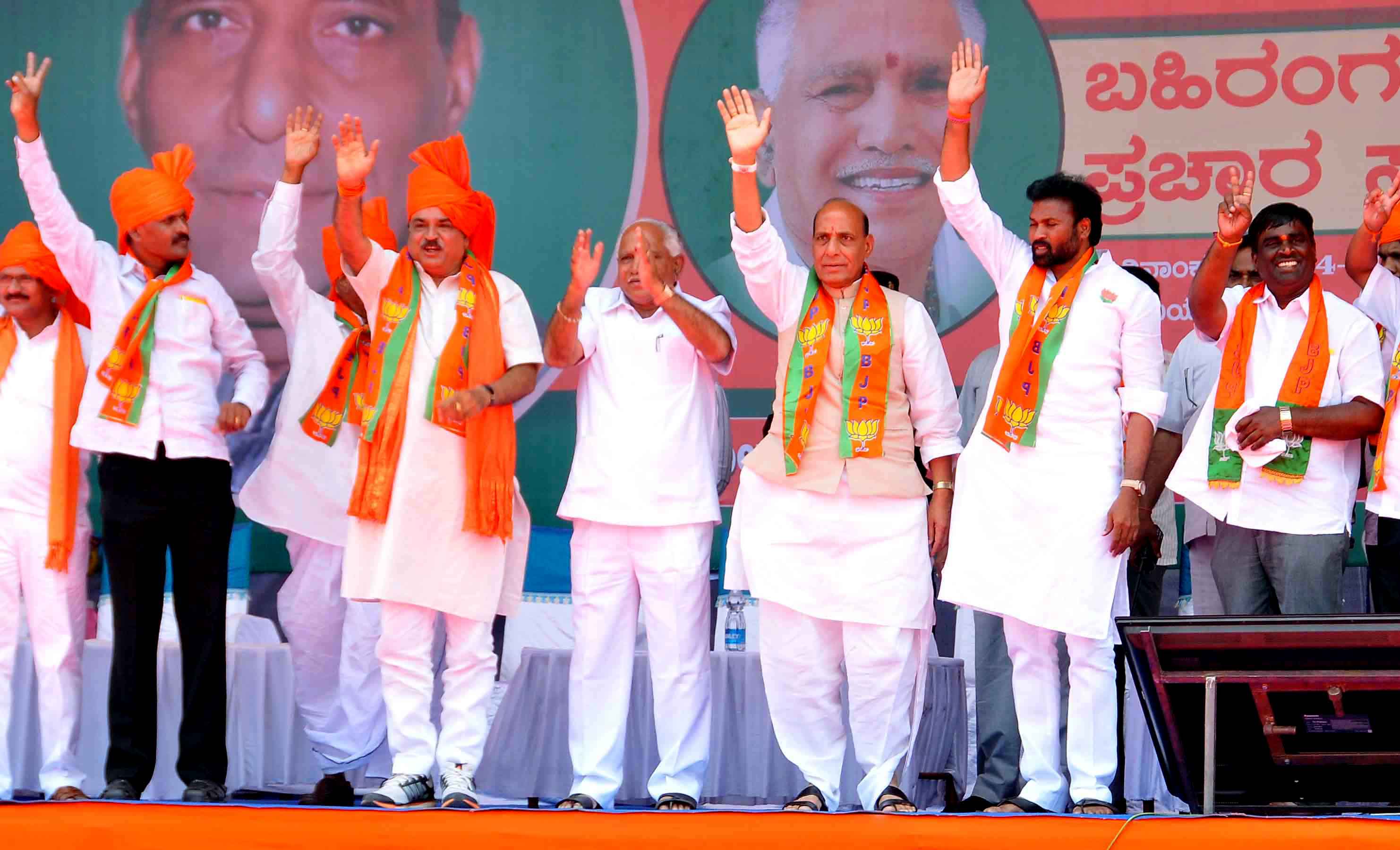 BJP National President Shri Rajnath Singh addressing public meeting at Bellary (Karnataka) on April 9, 2014