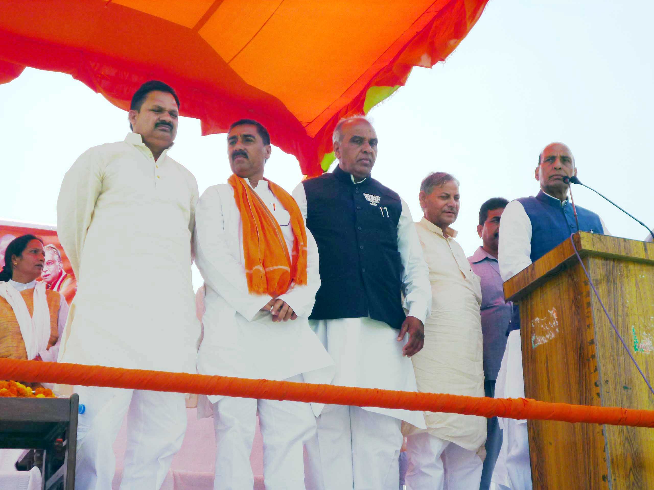 BJP President, Shri Rajnath Singh addressing a public meeting at Doomariyaganj (Uttar Pradesh) on May 10, 2014