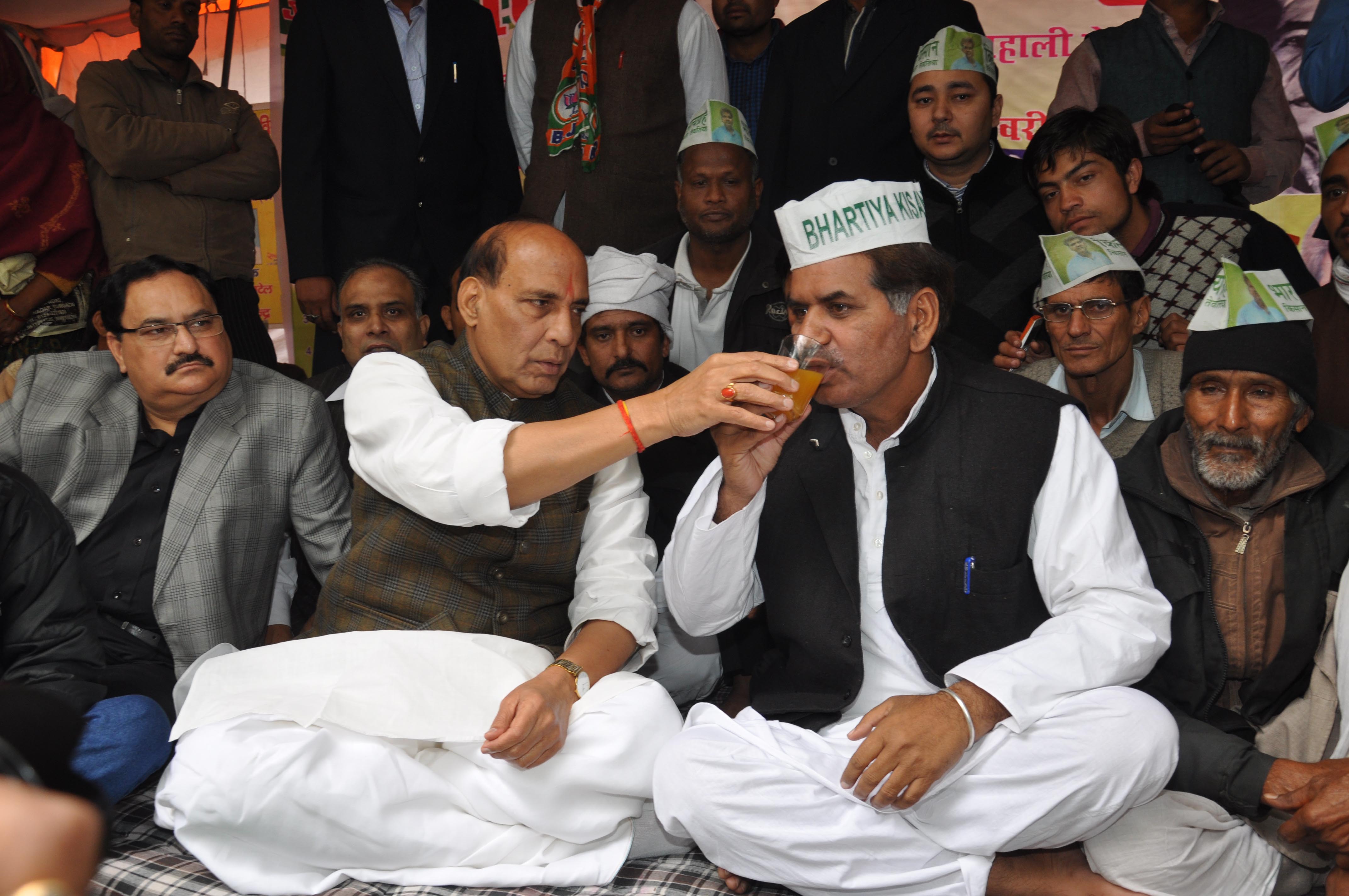 BJP President, Shri Rajnath Singh breaking fast of Manveer Singh Tevatia, Leader of Kishan Sangharsh Samiti at Jantar Mantar, New Delhi on February 22, 2014