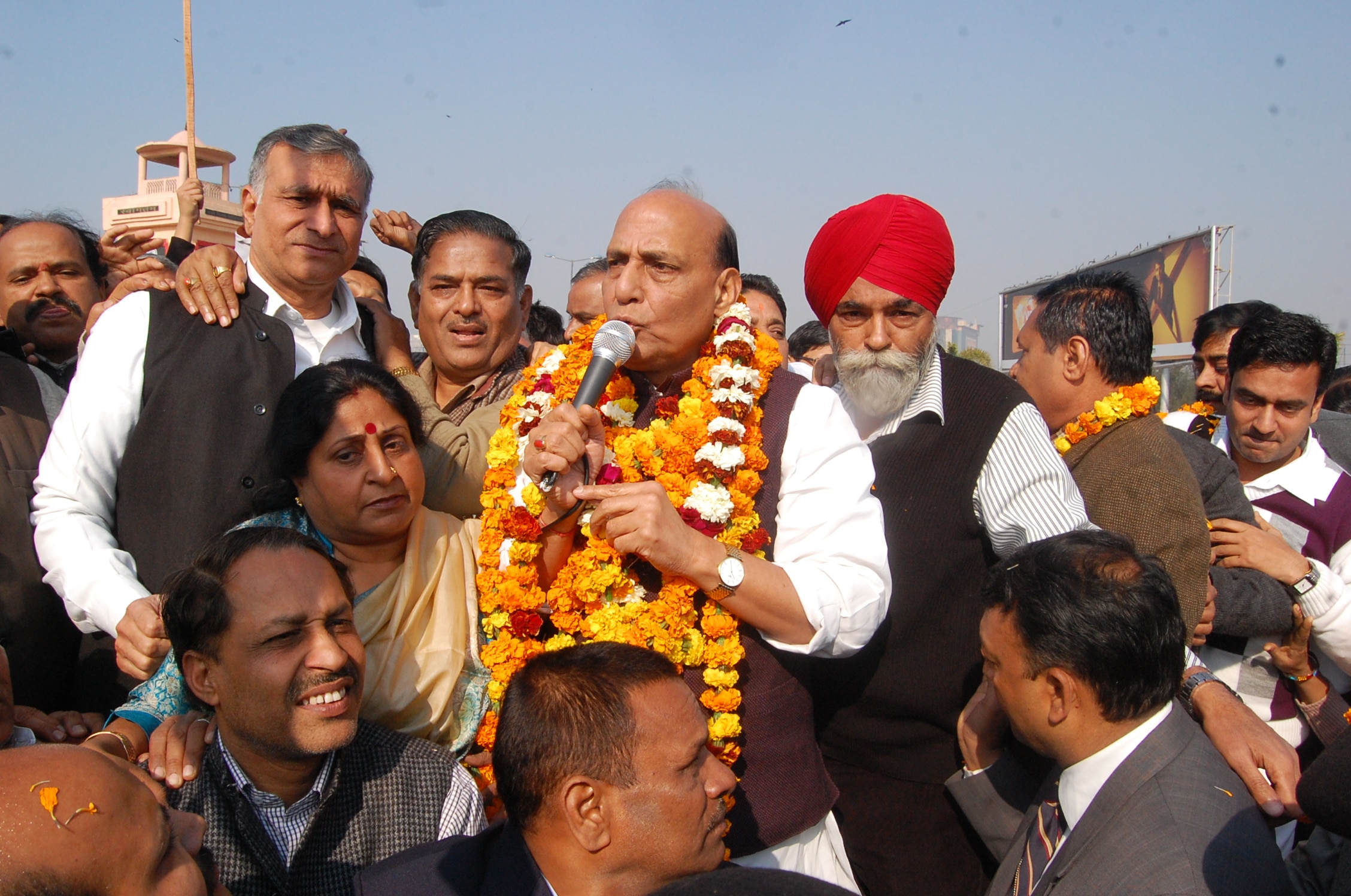 BJP National President, Shri Rajnath Singh getting welcomed by BJP workers at Ghaziabad on 26 January 2013