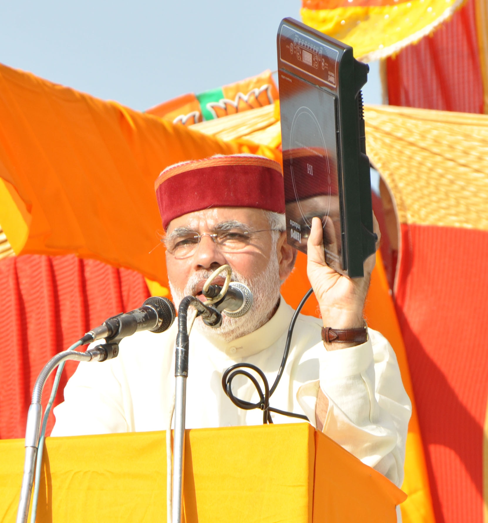 Gujarat Chief Minister, Shri Narendra Modi addressing public meetings at Kangra and Una (Himachal Pradesh) on October 29, 2012