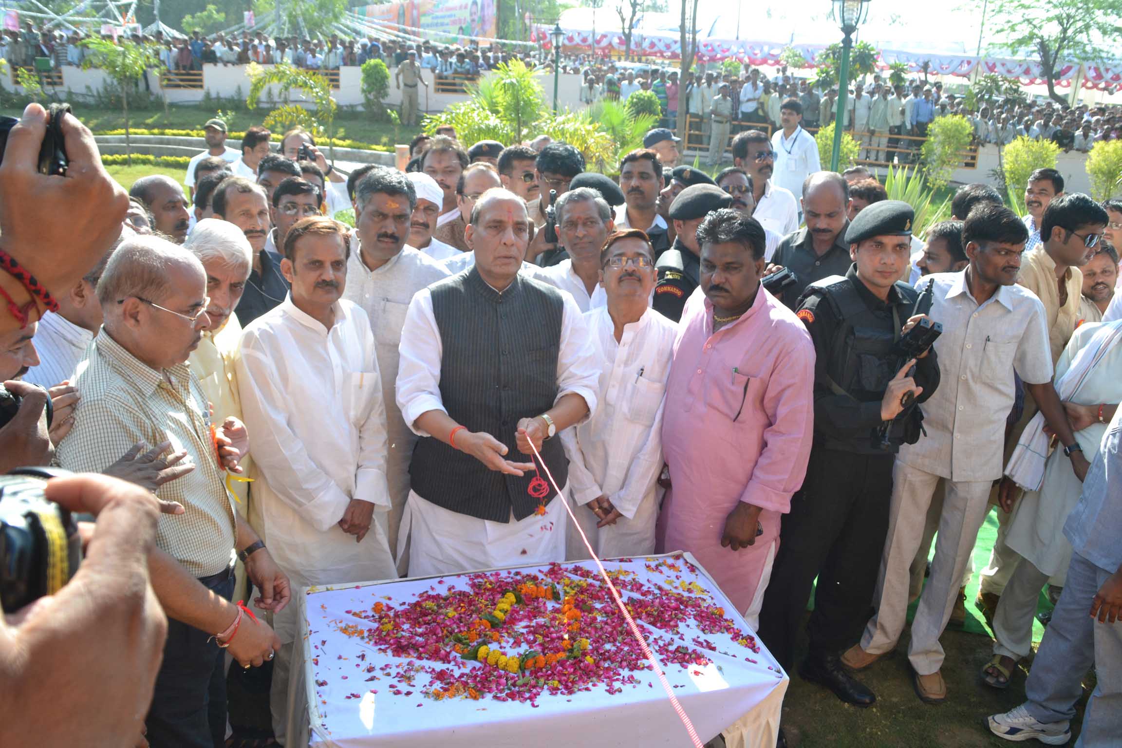 BJP President, Shri Rajnath Singh inaugurating the statue of Swami Vivekanand at Rewa (Madhya Pradesh) on September 28, 2013