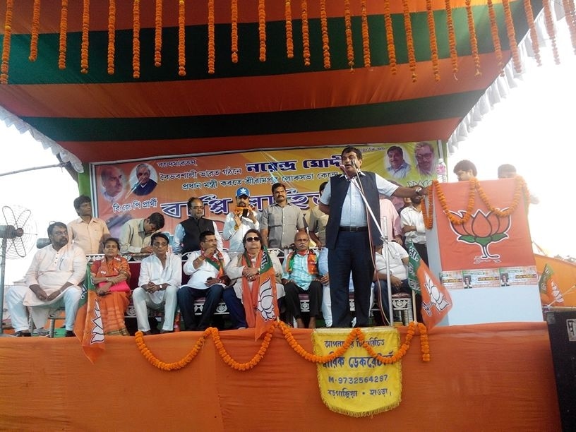 Former BJP President, Shri Nitin Gadkari addressing a public meeting at ...