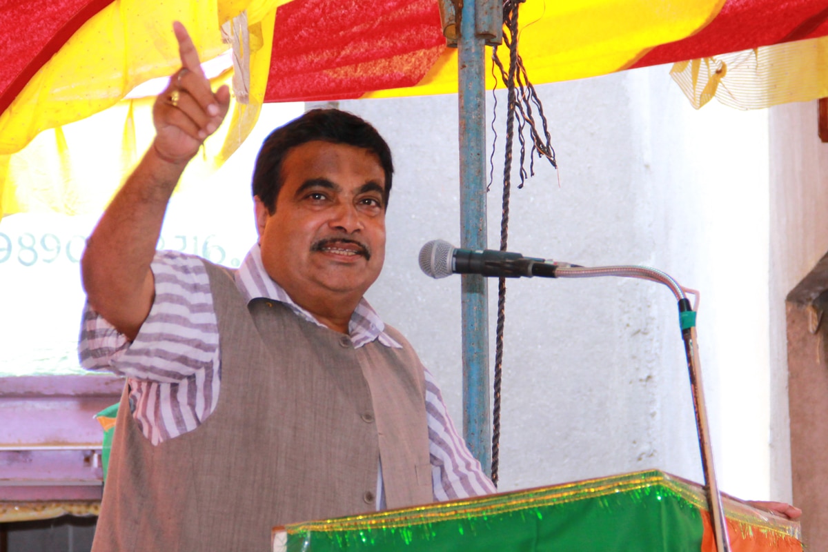 Former BJP President, Shri Nitin Gadkari addressing a public meeting at Bodwad in Raver, Maharashtra on April 22, 2014