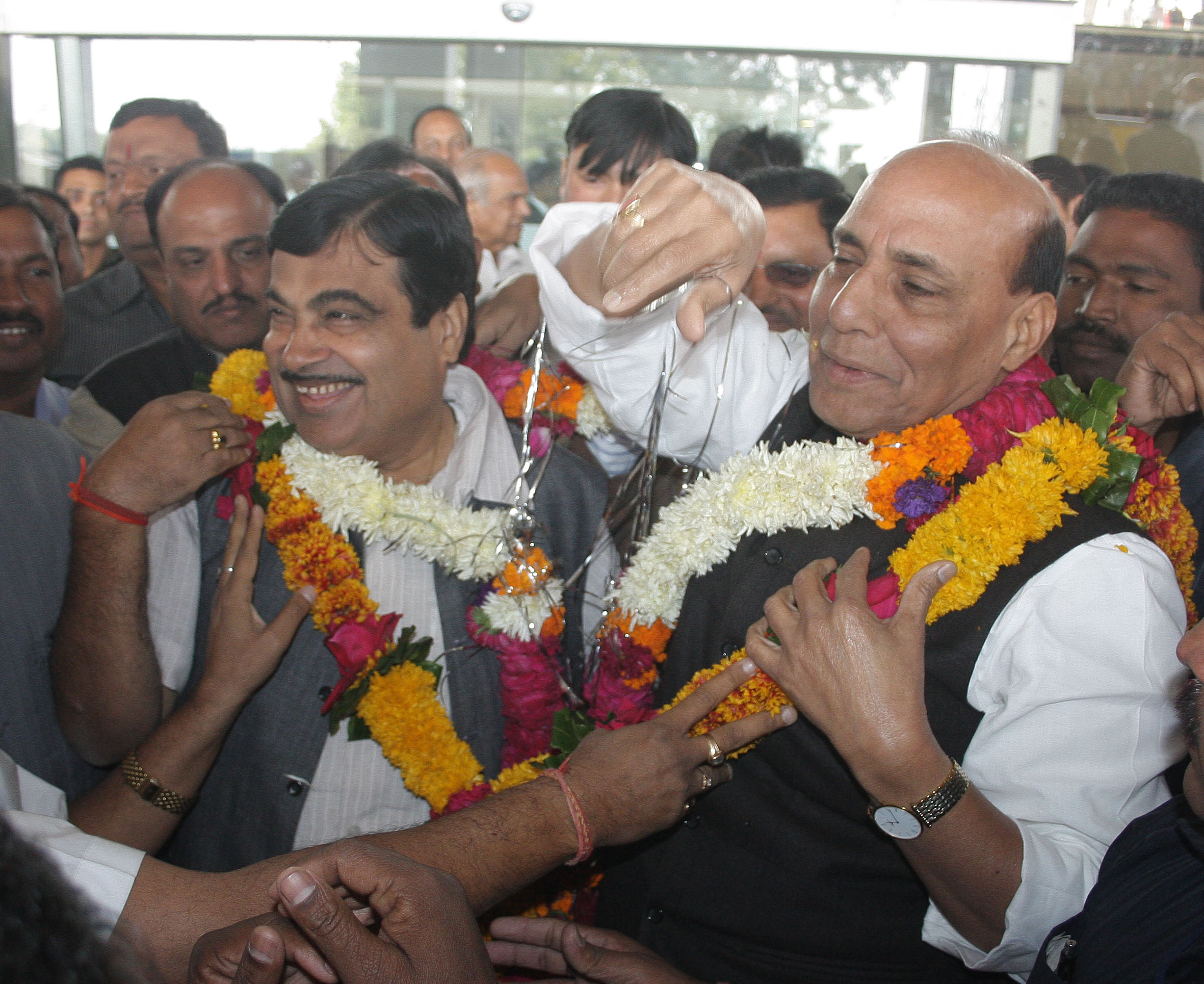 BJP National President, Shri Rajnath Singh and Former BJP President, Shri Nitin Gadkari getting welcomed by BJP workers at Nagpur Airport on January 28, 2013