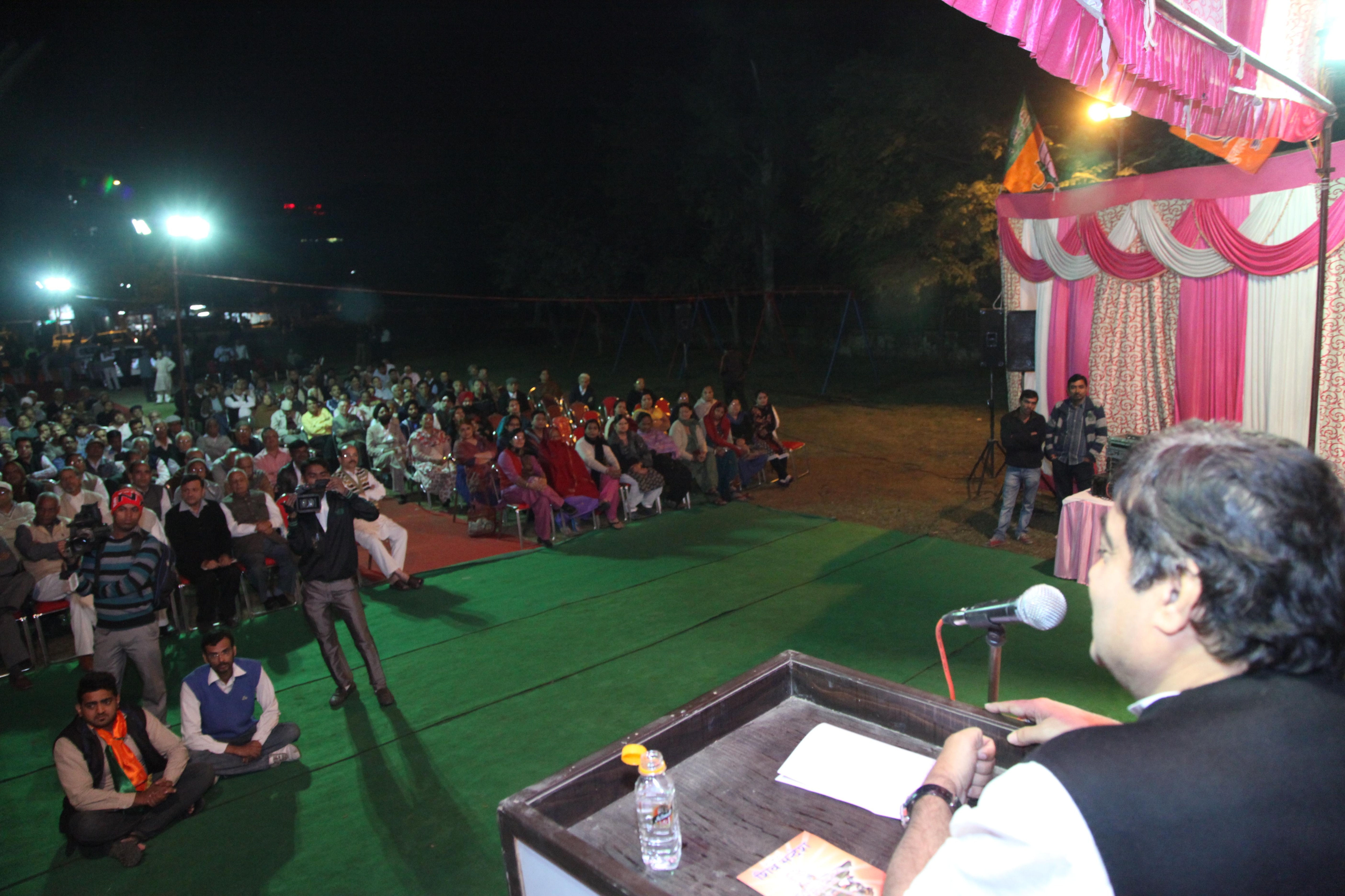 Shri Nitin Gadkari addressing a Public Rally during Election Campaign at Tilak Nagar and Janakpuri Assembly Constituency, New Delhi on November 25, 2013