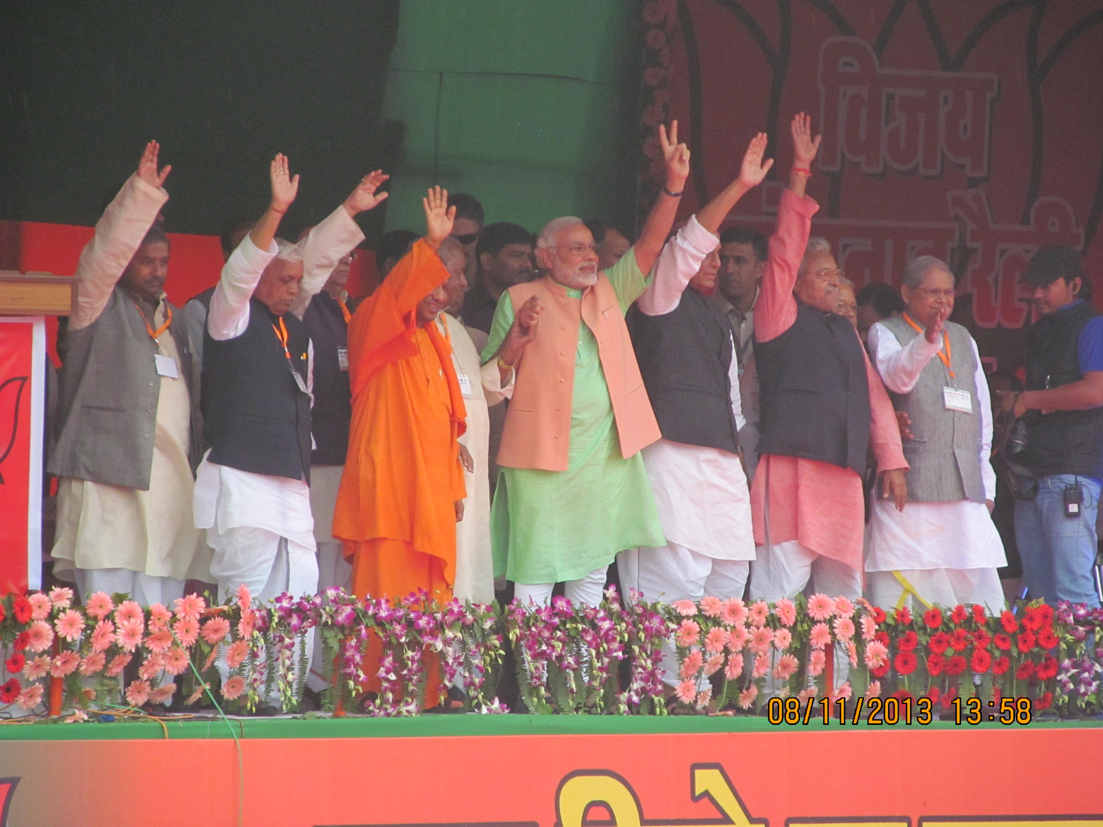 Shri Narendra Modi, Shri Rajnath Singh and other BJP leaders during Vijay Shankhnad Rally in Bahraich, UP on November 8, 2013