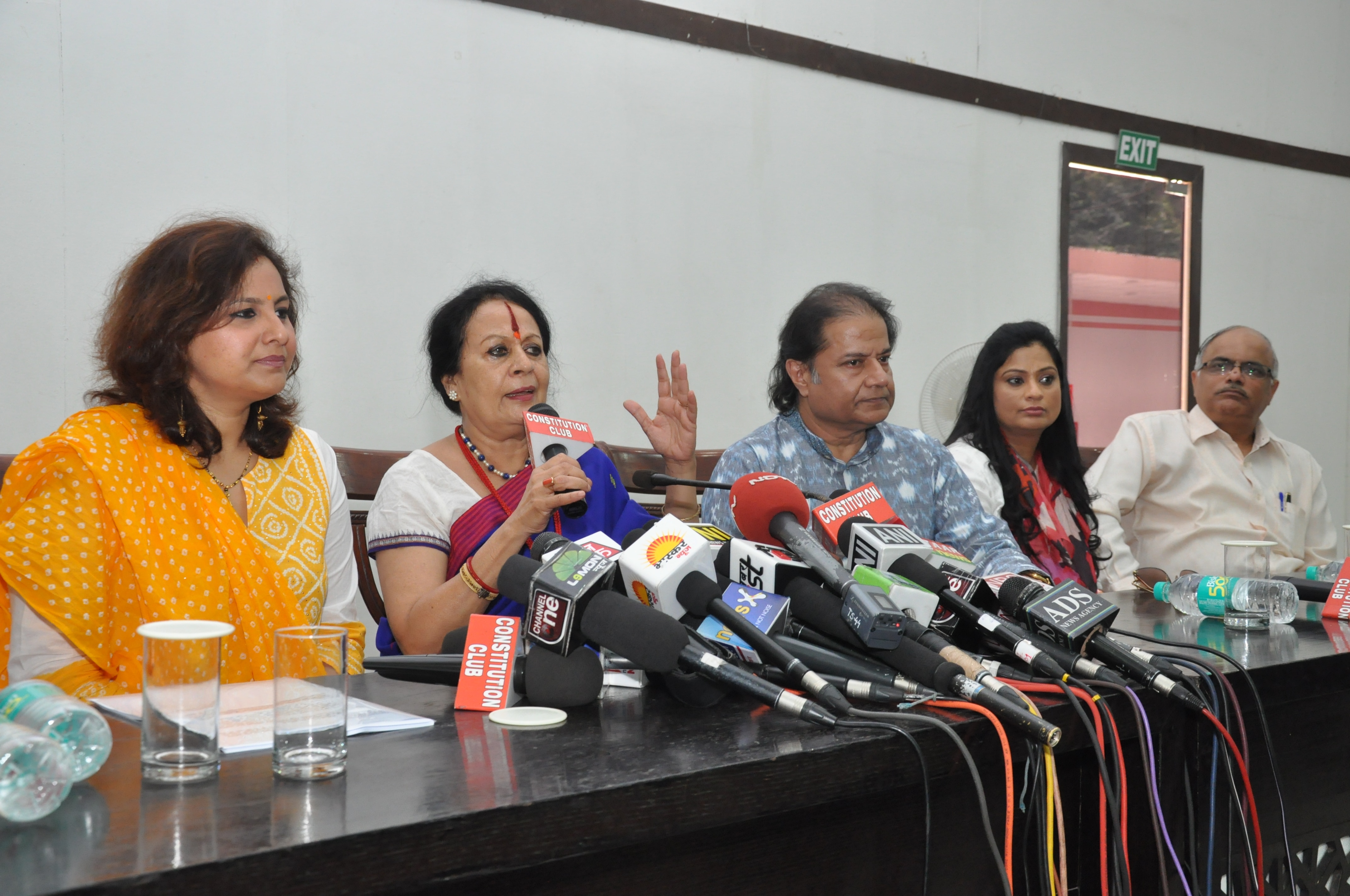 Leading Artists including Sonal Mansingh, Anoop Jalota, Richa Sharma endorsing Shri Narendra Modi at Constitution Club, Rafi Marg on May 5, 2014