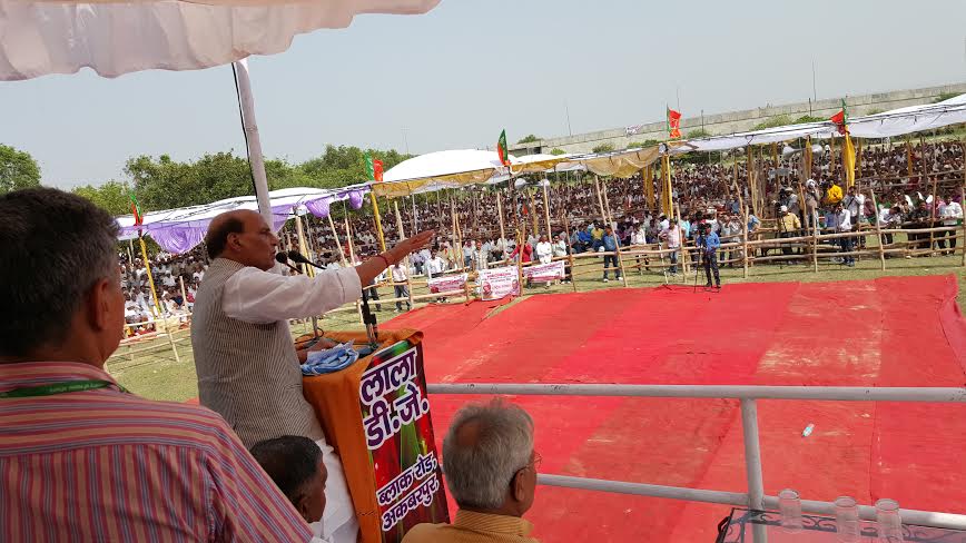 Minister of Home Minister, Shri Rajnath Singh addressing public meeting at Kanpur Dehat on April 17, 2015