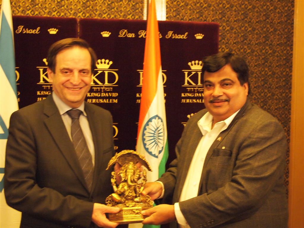 Shri Nitin Gadkari presenting Ganesh Idol to Mr. Dan Meridor, Deputy PM of Israel in Jeruseleum on Dec 16, 2010