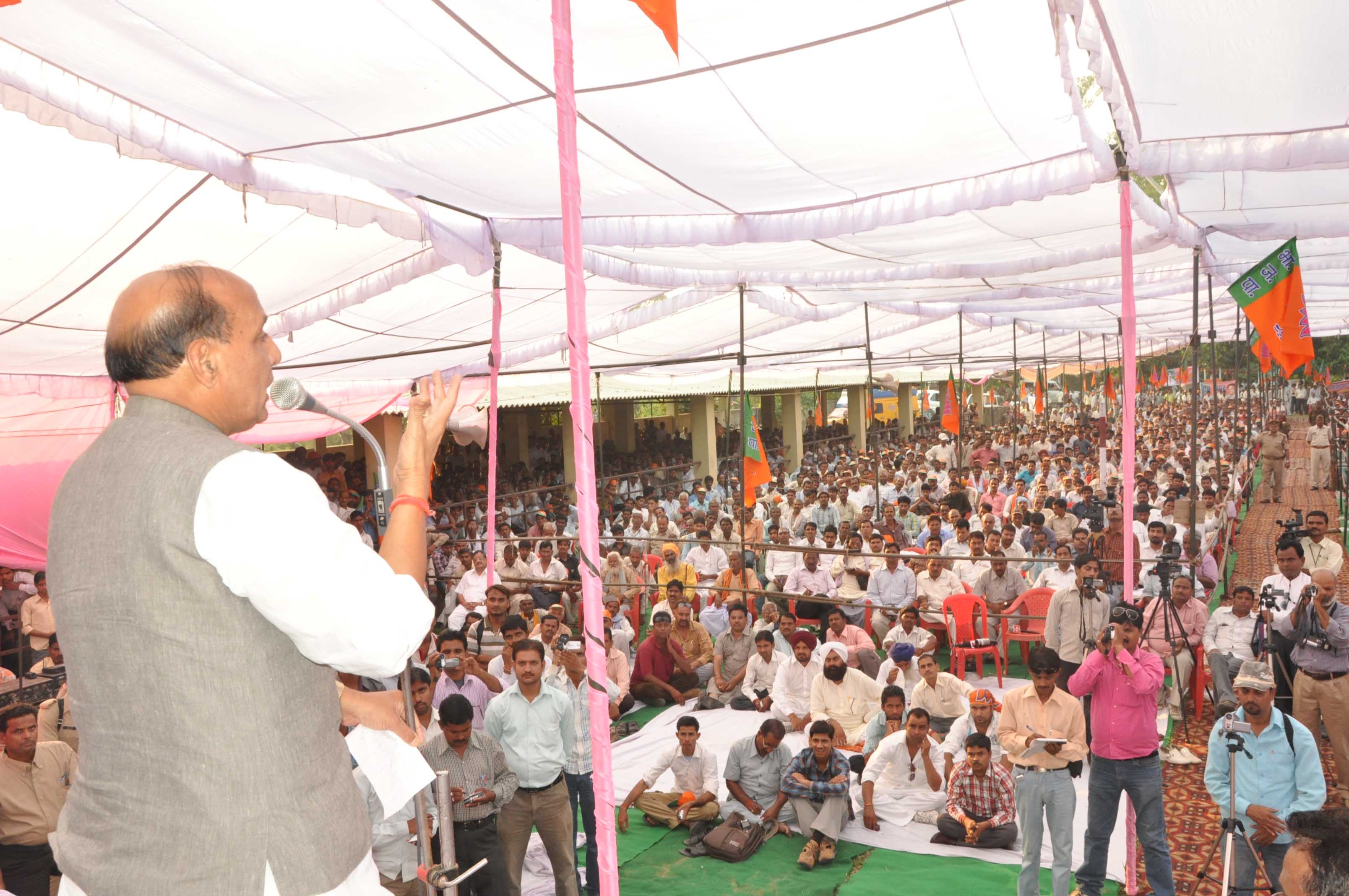 Former BJP President, Shri Rajnath Singh addressing a public meeting during Jan Swabhiman Yatra at Lakhimpur (Uttar Pradesh) on October 22, 2011