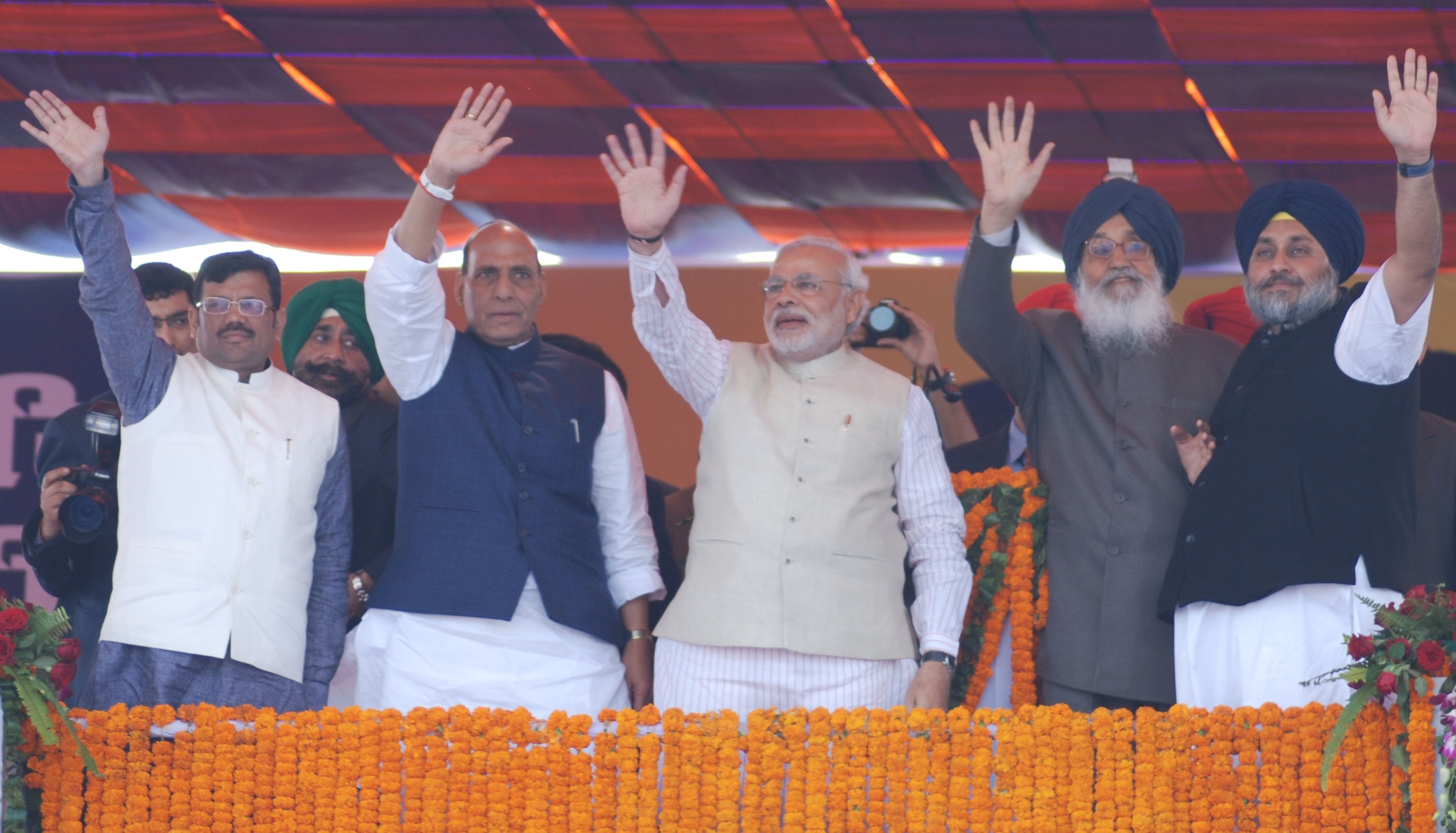 Shri Rajnath Singh and Shri Narendra Modi addressing "Fateh Rally" at Jagroan (Punjab) on February 23, 2014