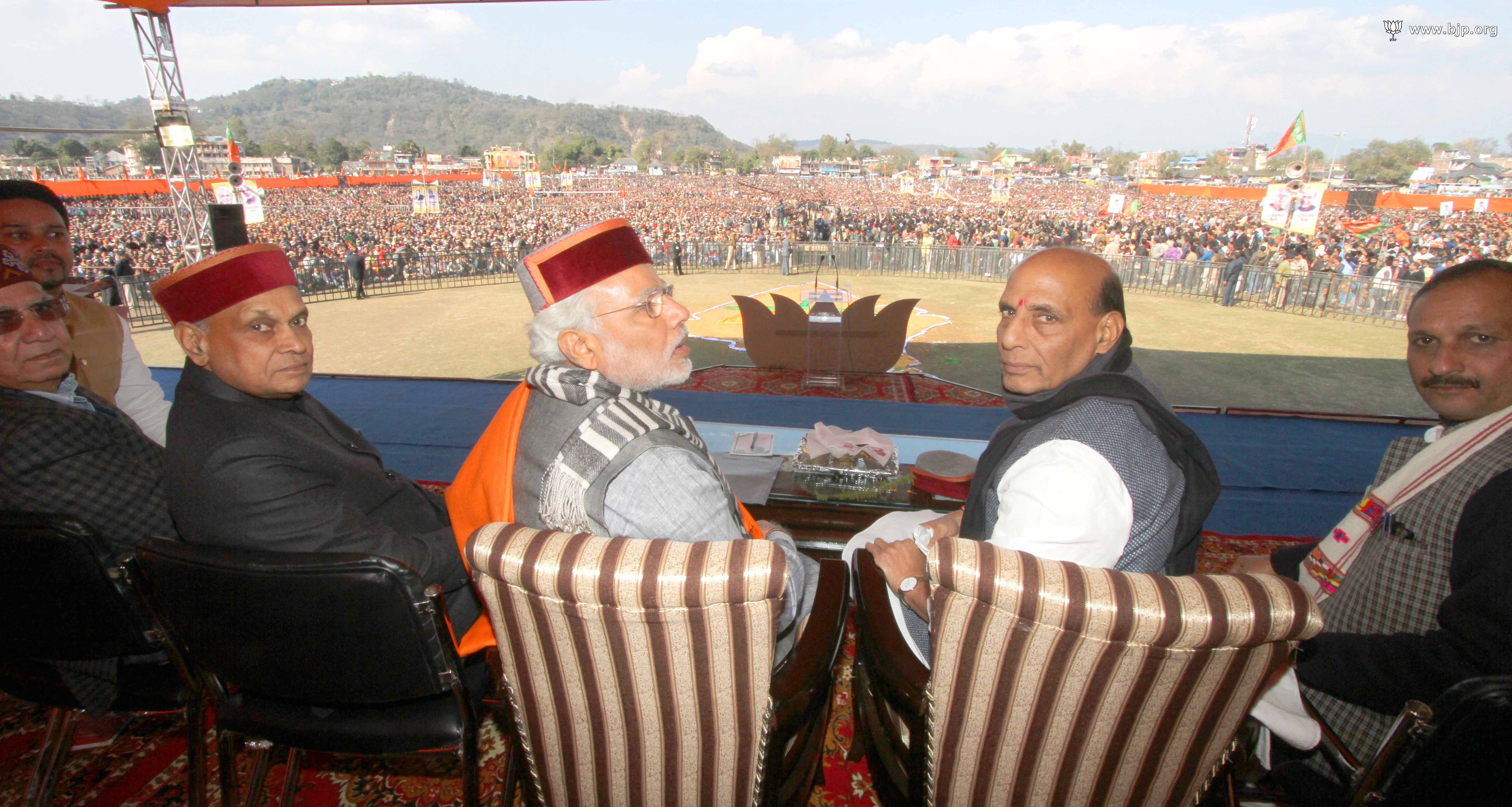 Shri Rajnath Singh and Shri Narendra Modi addressing "Parivartan Rally" at Sujanpur Tira, Himachal Pradesh on February 16, 2014