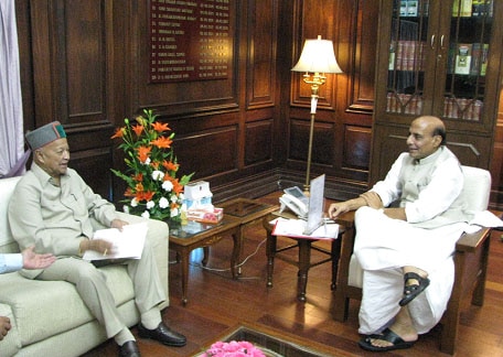 Shri Rajnath Singh meeting with Himachal Pradesh Chief Minister Shri Virbhadra Singh at North Block, New Delhi on 5 June 2014