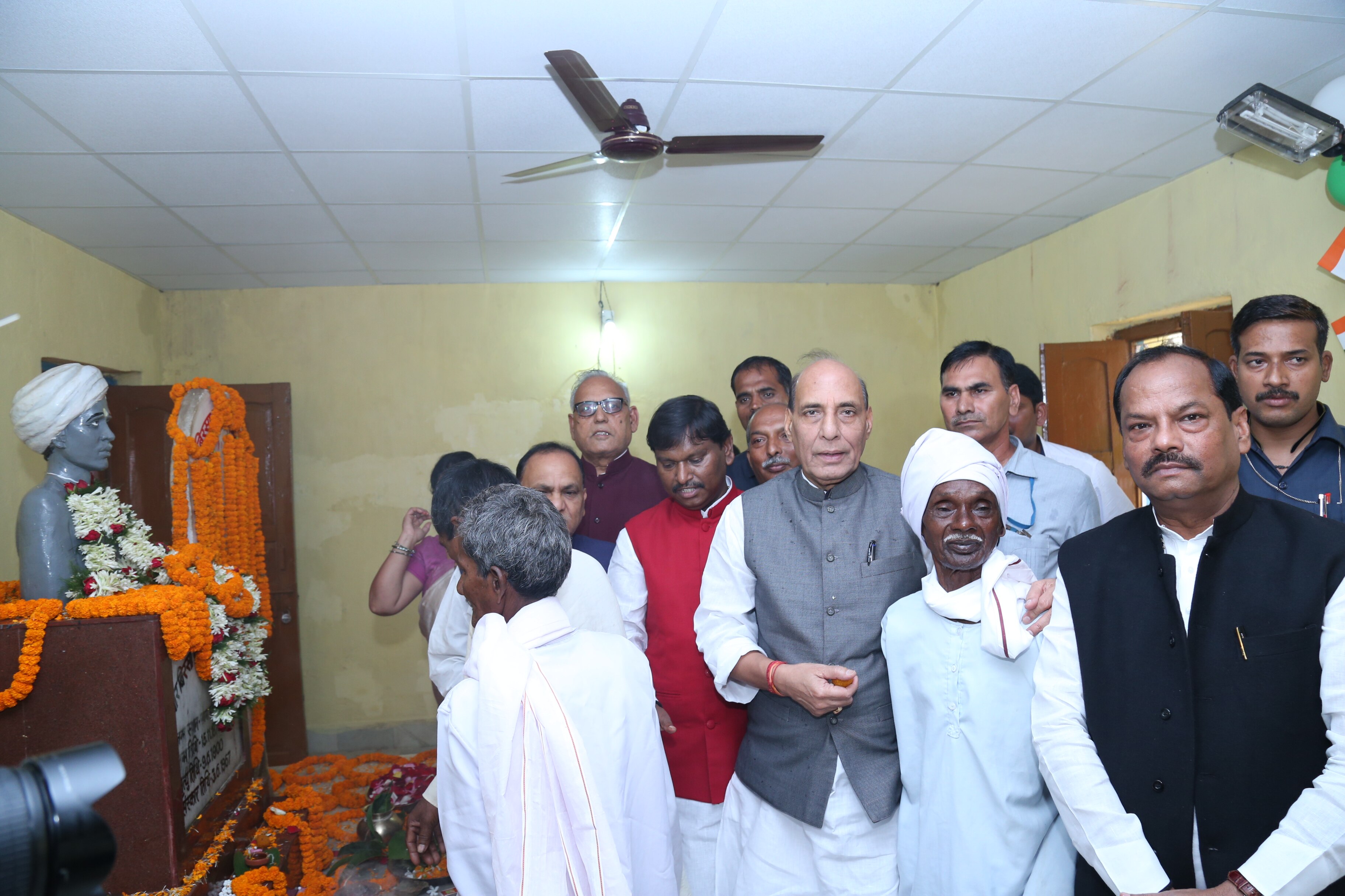 Shri Rajnath Singh paid floral tribute to the Birsa Munda at his Birth Place at Ulihatu (Jharkhand) on August 13, 2016