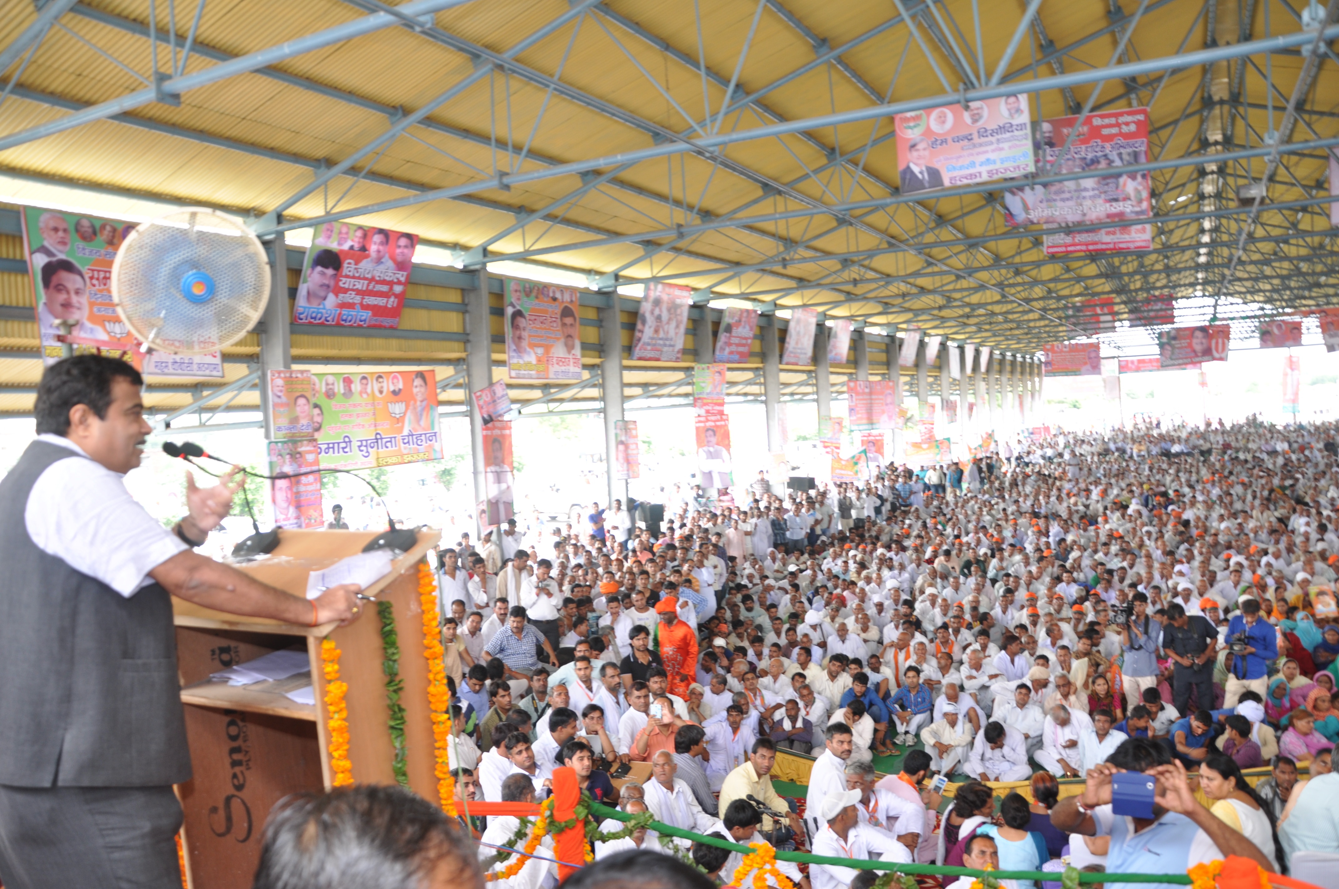 Union Minister of Road Transport & Highways Shri Nitin Gadkari addressing Vijay Sankalp Yatra at Jhajjar, Haryana on 31 August 2014