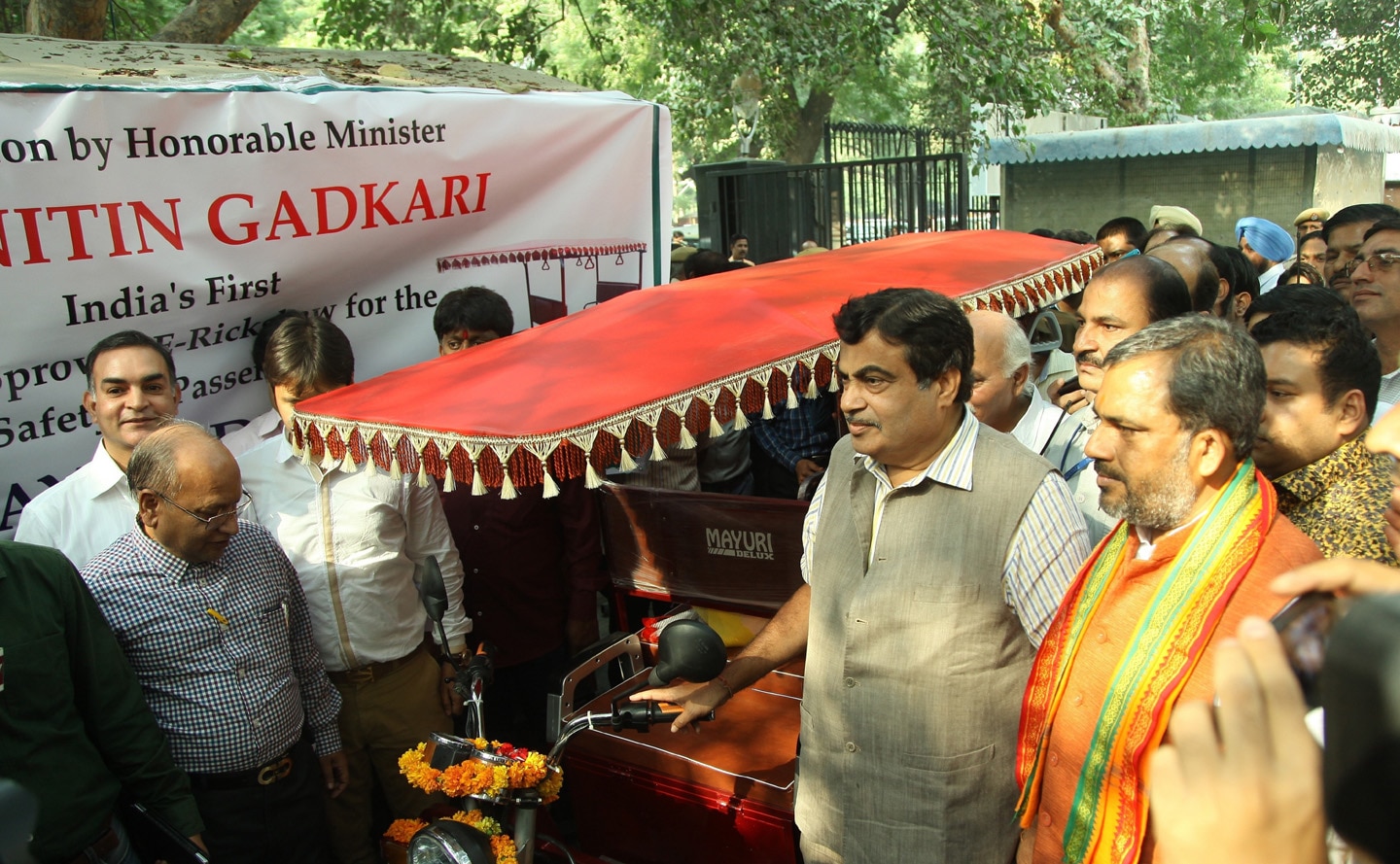 Union Minister of Road Transport & Highways, Shri Nitin Gadkari flagging off the first technically approved E-Rickshaw at Transport Bhawan, New Delhi on November 10, 2014