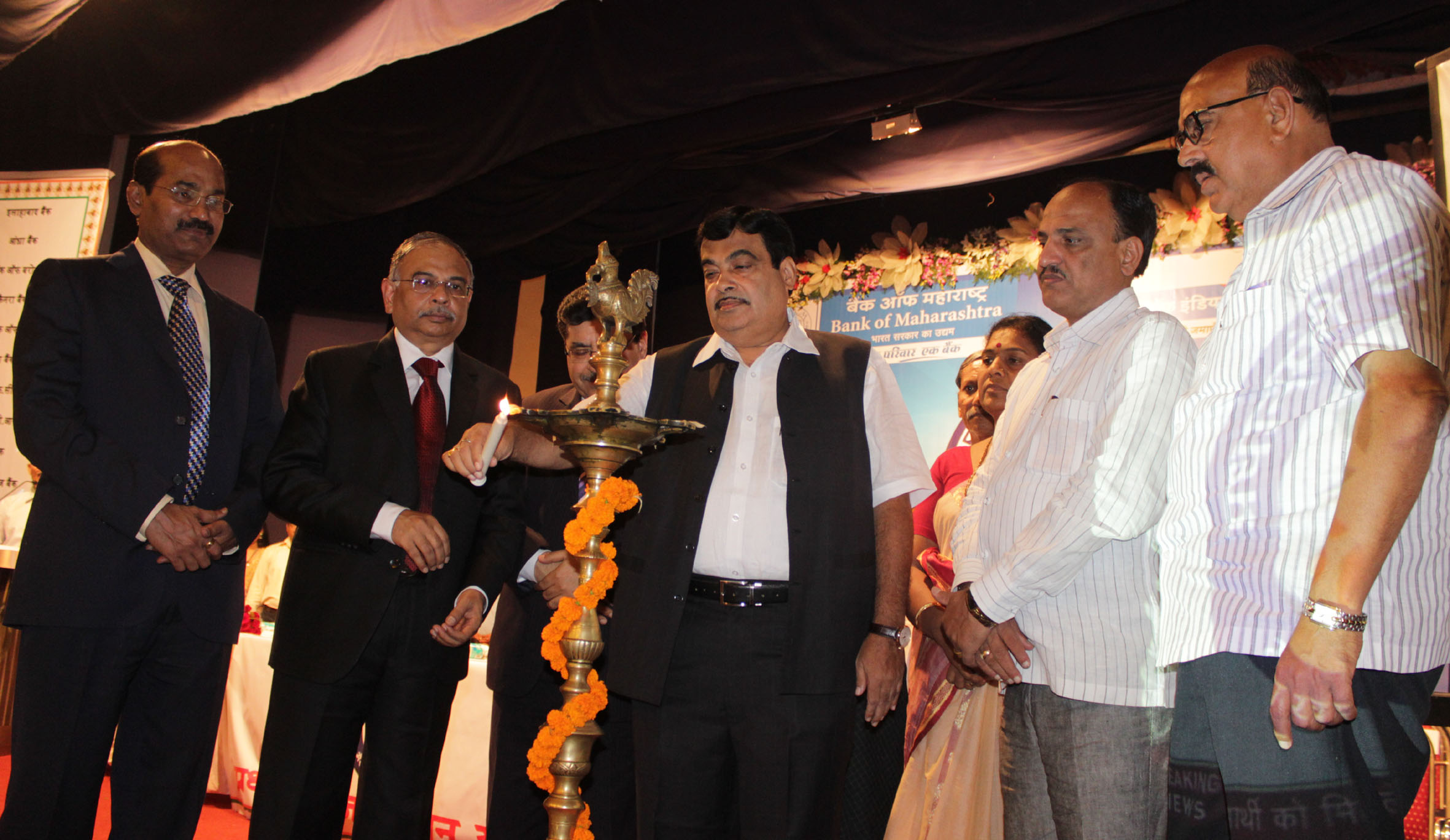 Union Minister of Road Transport & Highways, Shri Nitin Gadkari Inaugurating the Pradhanmantri Jan-Dhan Yojna at Nagpur on August 27, 2014