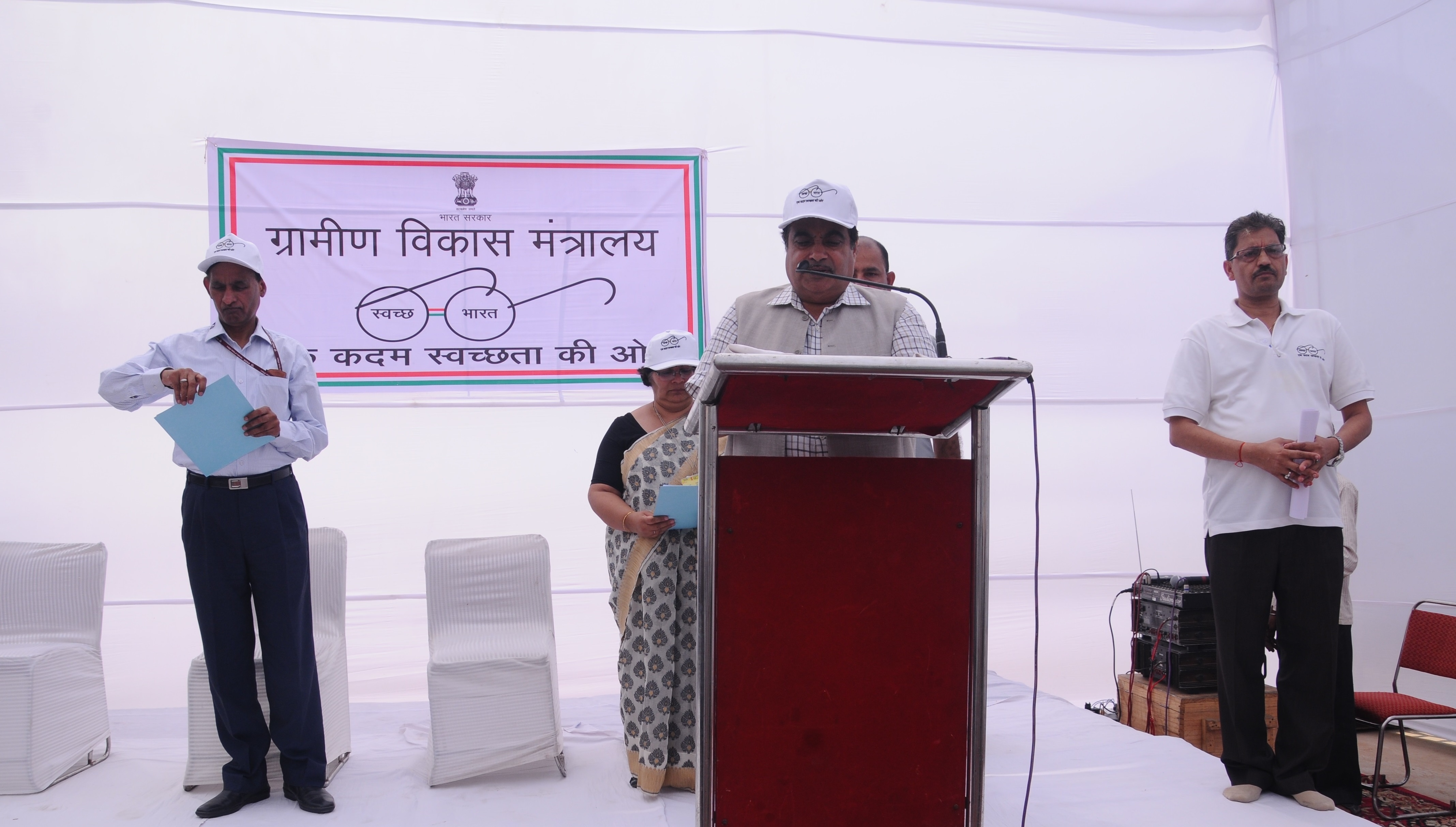 Union Minister of Rural Development, Shri Nitin Gadkari at the launch of "SWACHH BHARAT ABHIYAN" Ministry of Road Transport Highways & Rural Development on October 2, 2014